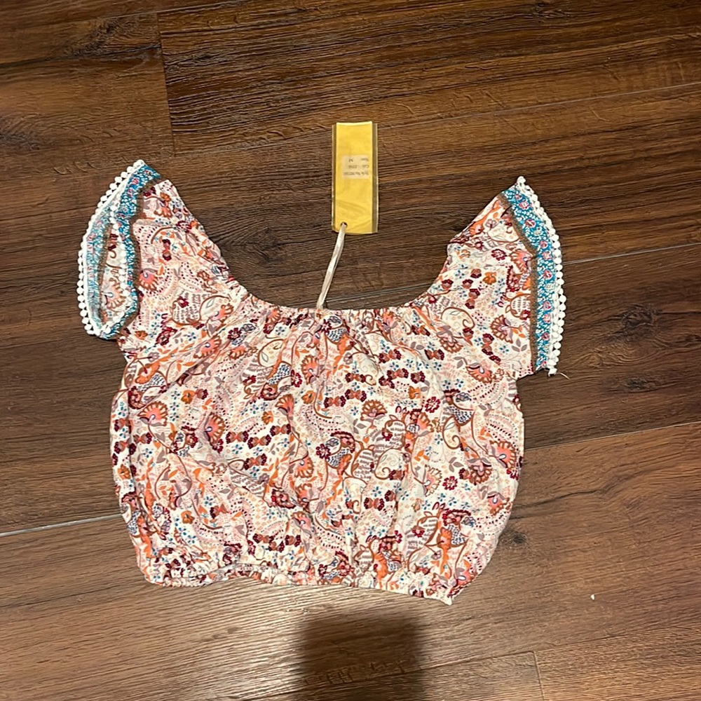 Mixumi NWT On/off shoulder Crop Top with Elastic.